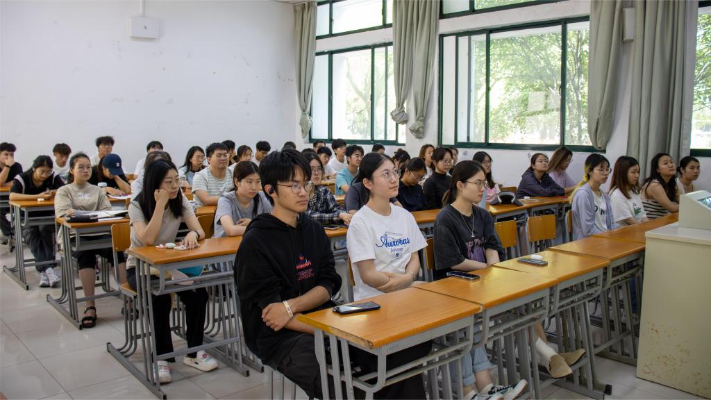 学院党政领导为本科生讲授"形势与政策"课-苏州科技大学地理科学与